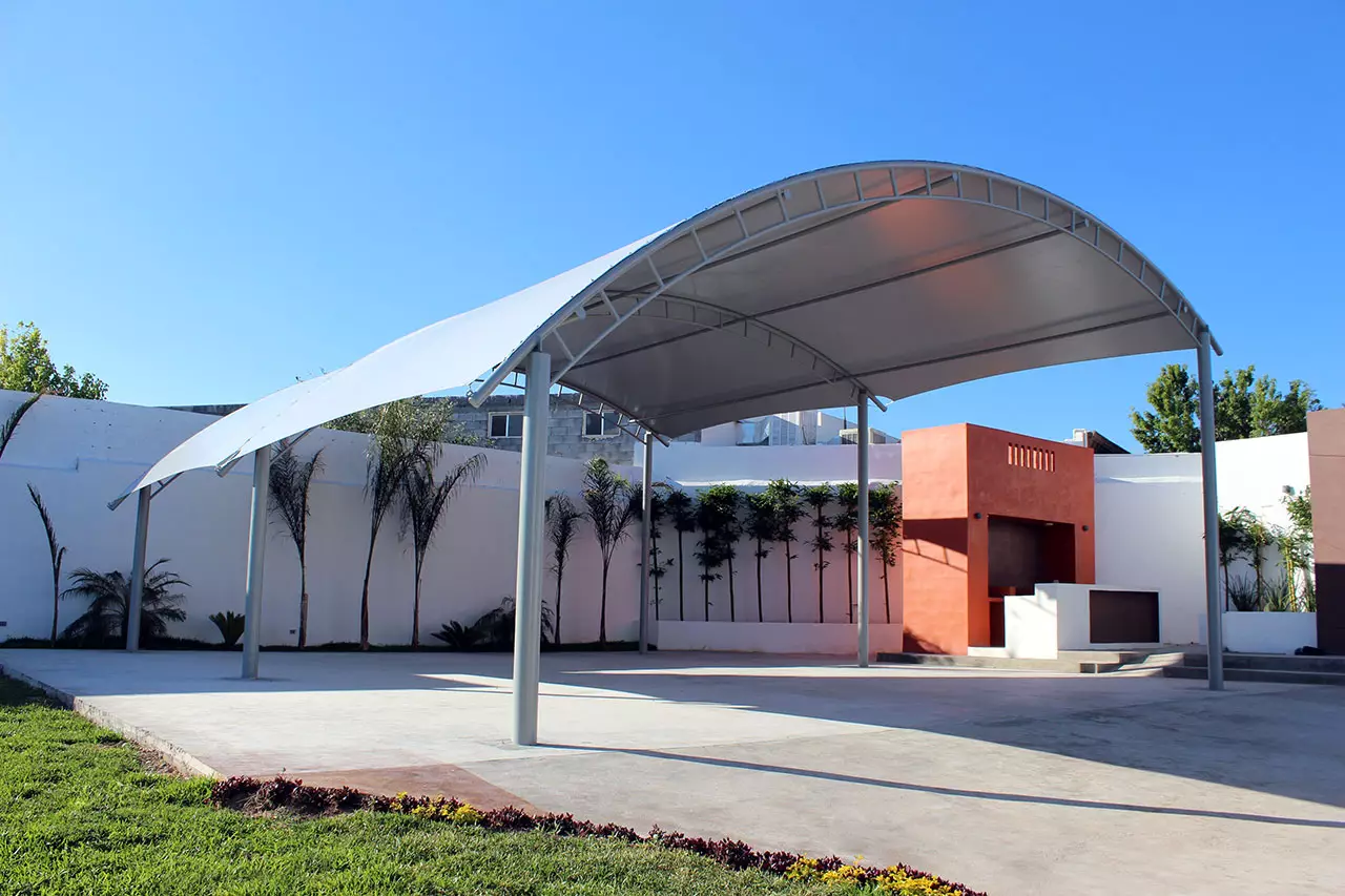Toldo curvo en Quinta Monarca